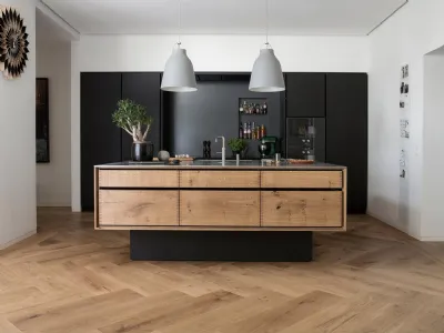 Nero opaco e legno di rovere nodato, il massimo dell'eleganza