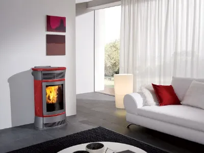 Caminetto stufa rosso in soggiorno