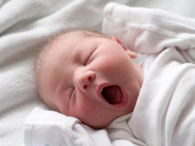 Neonato che sbadiglia