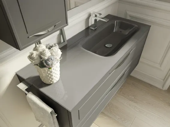 Il lavabo integrato al top è in cristallo laccato lucido in questa composizione della linea Dressy di Ideagroup