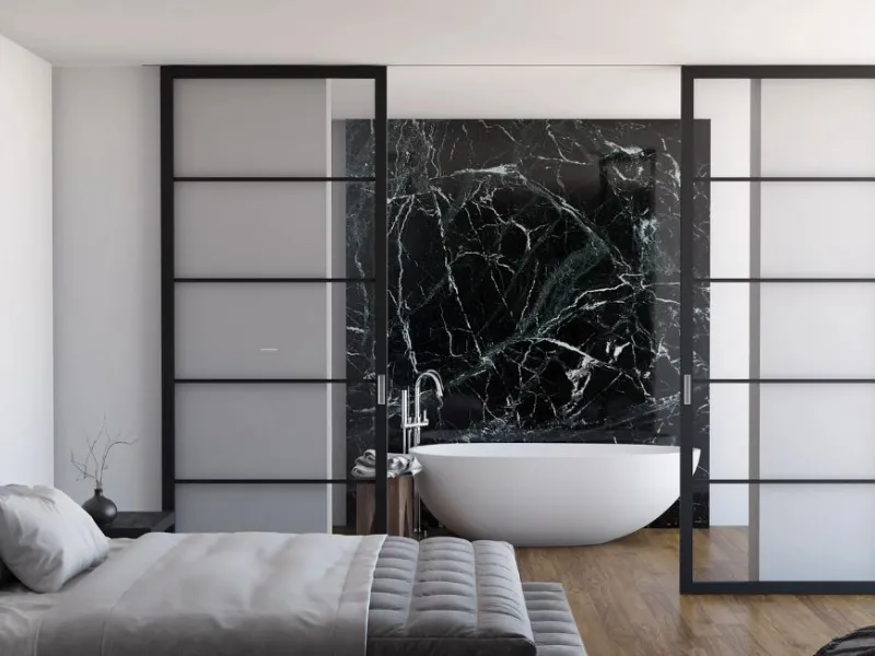 Porta scorrevole esterno muro in legno e vetro Flat FS Total Black di Foa