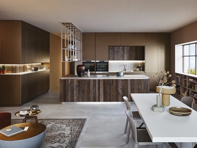 L’ampia isola del modello Lounge di Veneta Cucine separa in armonia cucina e living
