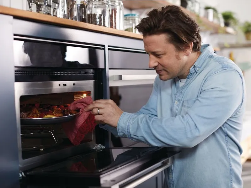 Un forno a microonde combinato da incasso Hotpoint Ariston