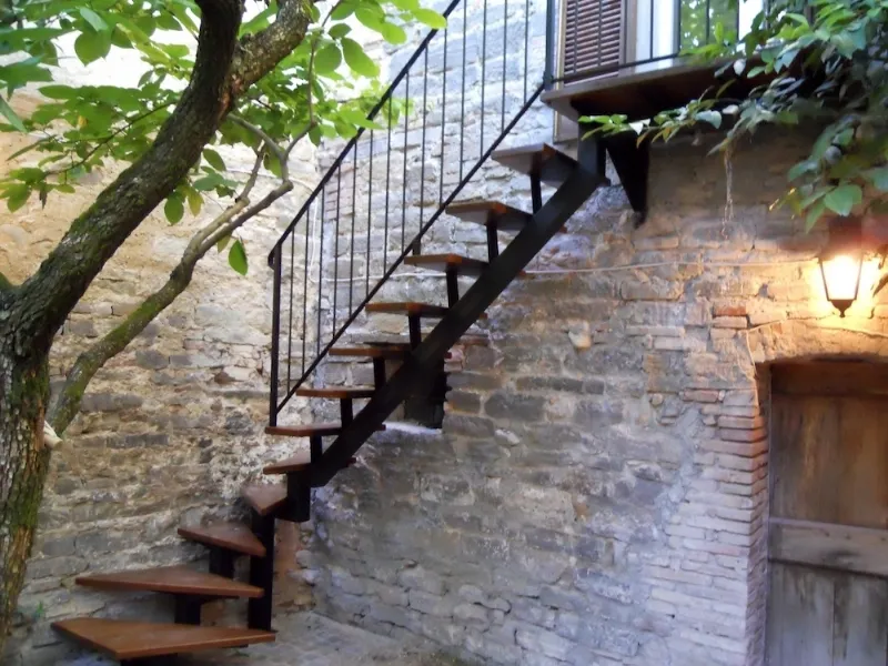 scala in ferro esterna con gradini in legno