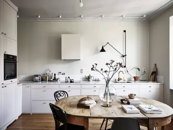 Arredamento in stile minimal scandinavo per questa cucina bianca (immagine via Entrance Makleri)