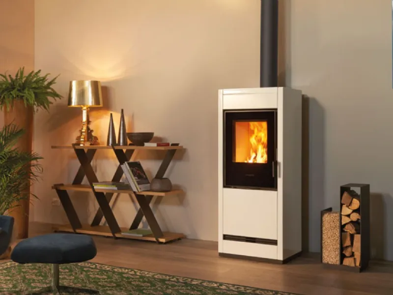 Infinity Plus Line di Piazzetta, con passaggio automatico da pellet a legna