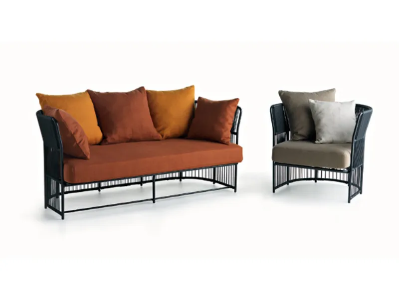 divano e poltrona con struttura in alluminio nero, cuscini arancio chiaro e scuro per il divano, beige scuro e chiaro per la poltroncina